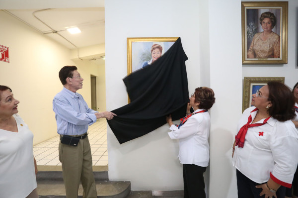 El pintor Armando Nava y Esther Osuna de Maldonado, durante la develación del cuadro.