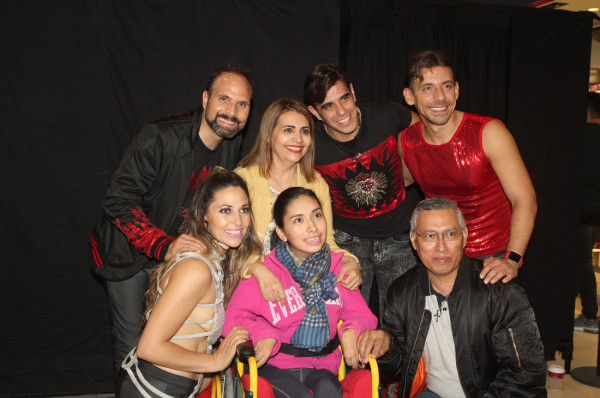 Jimena Moreno y sus padres se toman la foto del recuerdo con Los Fabulosos 90s.
