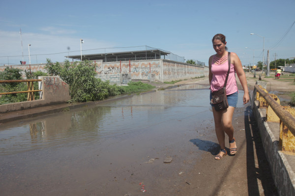 Colapsa alcantarilla y desbordan aguas negras en el Fraccionamiento Rinconada del Valle