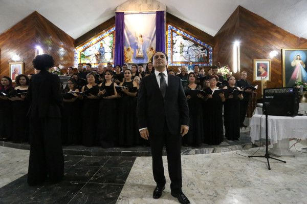 El barítono Adán Pérez cantó arias de ópera y temas románticos.