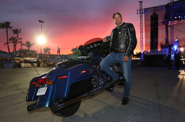 Güicho García posa orgulloso con su moto.