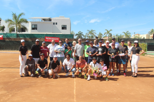 Los ganadores de las diferentes categorías, entre los organizadores y patrocinadores del torneo, se toman la fotografía del recuerdo.