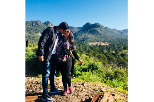 Muy enamorados en un rincón romántico de la sierra, Ana Karen Lizárraga y su galán Jorge González.