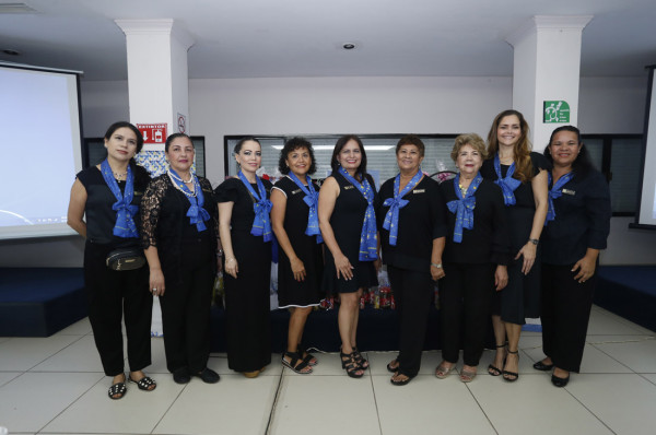 Al centro, Liz Benítez, presidenta de ANSPAC Mazatlán, con su mesa directiva.
