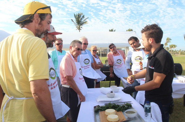 El chef Luis Espinosa explica el procedimiento de la preparación de uno de los platillos.