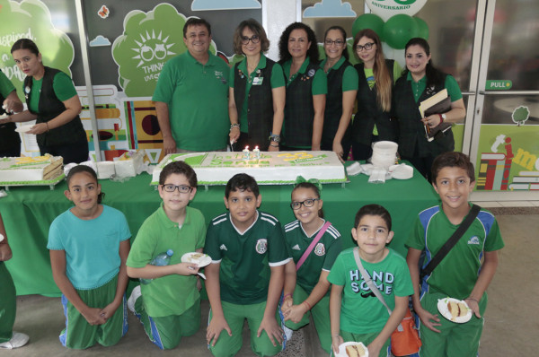 Personal docente y alumnos degustaron el pastel conmemorativo del 33 aniversario.