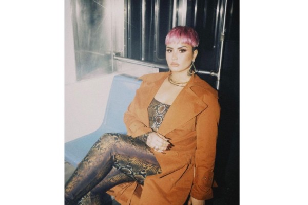 La cantante, Demi Lovato, asegura sentirse más libre usando el cabello corto.