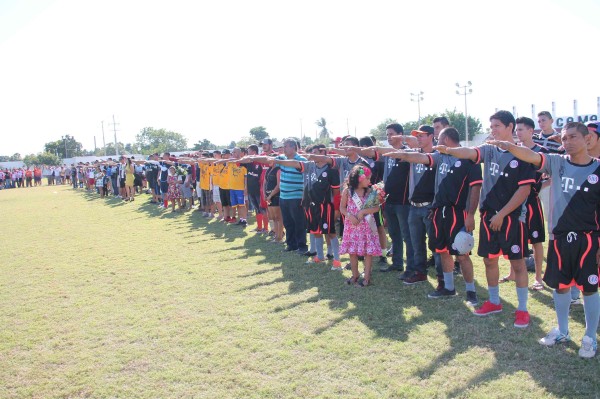 Los jugadores rinden la protesta deportiva.