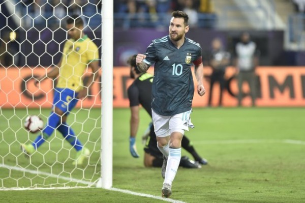 Lionel Messi marca el gol del juego.