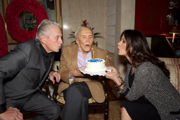 Michel Douglas con su padre y Catherine Zeta Jones.