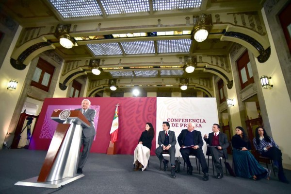 AMLO anuncia programa para disminuir importación de maíz y leche