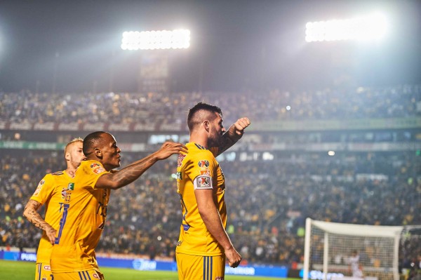 André-Pierre Gignac festeja su gol.