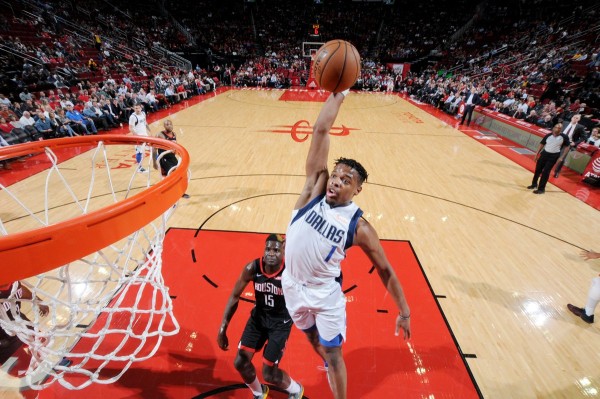 Los Mavs se imponen a Rockets.