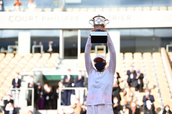 La polaca Iga Swiatek se alzó con el título femenil en Roland Garros. (Twitter @rolandgarros)