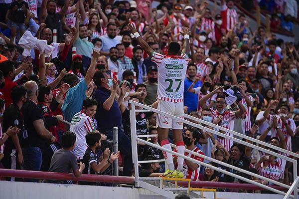 Rodrigo Aguirre en festejo de gol.