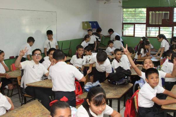 Niñas y niños en el aula.