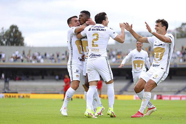 Washington Corozo en el festejo de gol de Pumas.