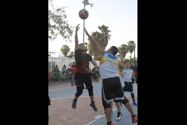Con gran intensidad se desarrolla cada una de las jornadas del Torneo Veteranos de Baloncesto.