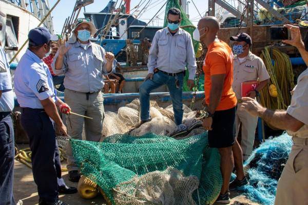Personal de Conapesca y de Marina en capacitación en el uso de excluidores de tortuga a pescadores de la flota mazatleca.