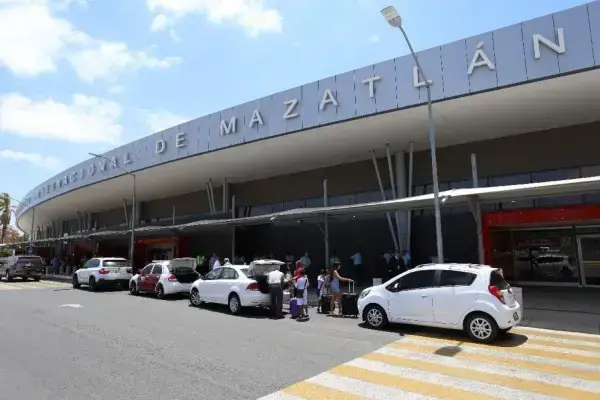 La mayor reducción se reportó en el tráfico nacional de 203 mil 261 pasajeros registrados, 5.8 por ciento menos.