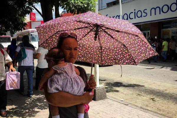 Autoridades de Salud piden evitar la exposición al sol y mantenerse hidratados ante las altas temperaturas registradas en Sinaloa.