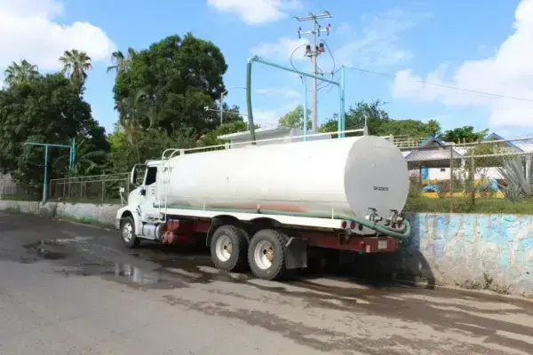 Las pipas tienen generalmente capacidad para transportar 10 mil litros de agua por viaje.