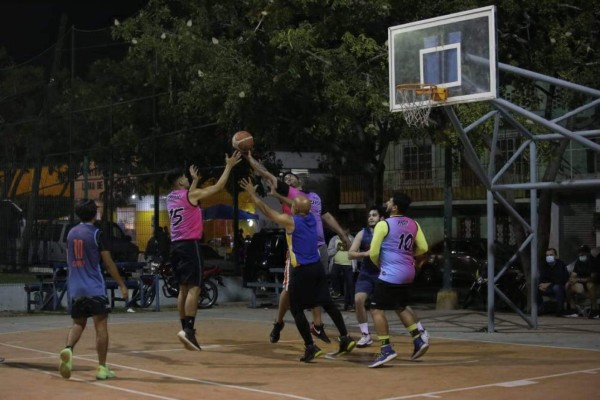La Liga de Baloncesto de Casa Hogar continúa arrojando muchas emociones en su rol regular.