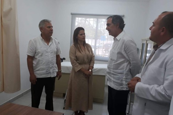Las autoridades recorrieron el Centro de Salud remodelado.