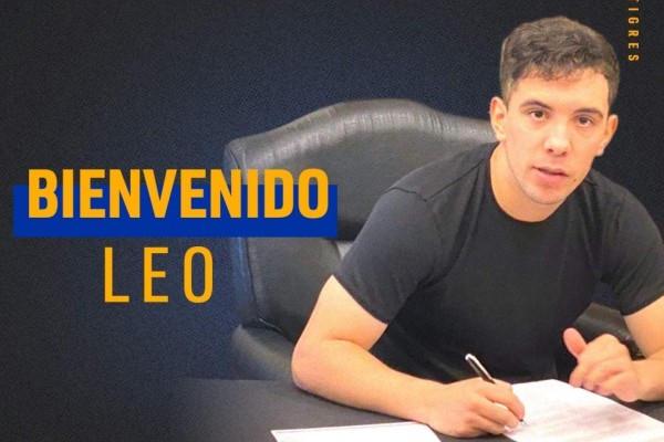 Leonardo Fernández al momento de firmar con Tigres.