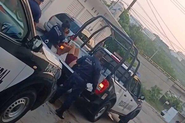 En Salina Cruz, Oaxaca, la Policía Municipal detuvo a una mujer y se captó en video cuando una agente golpeaba a la detenida.