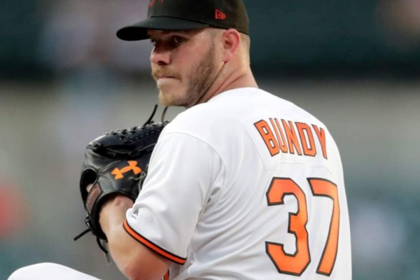Dylan Bundy, de Orioles a Angelinos por cuatro lanzadores