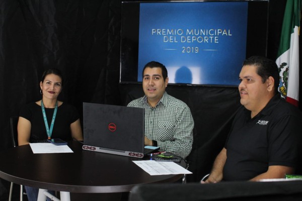 Funcionarios del Imdem dan a conocer las candidaturas.
