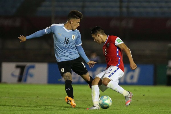 Uruguay vence sobre la hora 2-1 a Chile en eliminatoria para Mundial de Qatar