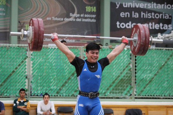 Jorge Cárdenas levanta en total 304 kilogramos.