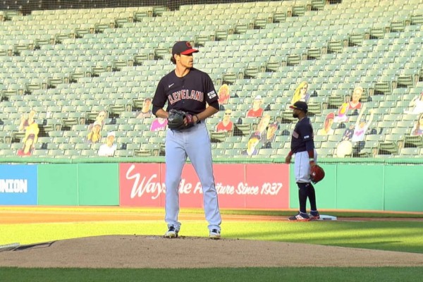 Shane Bieber arranca la campaña en plan ponchador.