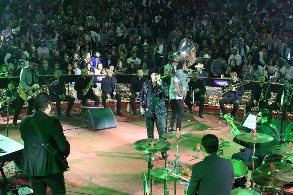 Cierra Julión Álvarez la fiesta del Palenque