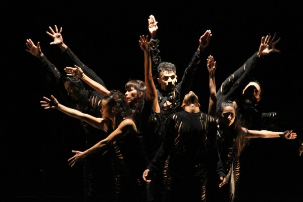 Los integrantes de Delfos Danza Contemporánea en su presentación.