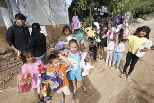 En Mazatlán, reciben muy felices niñas y niños de Invasión San Antonio regalos de los Reyes Magos