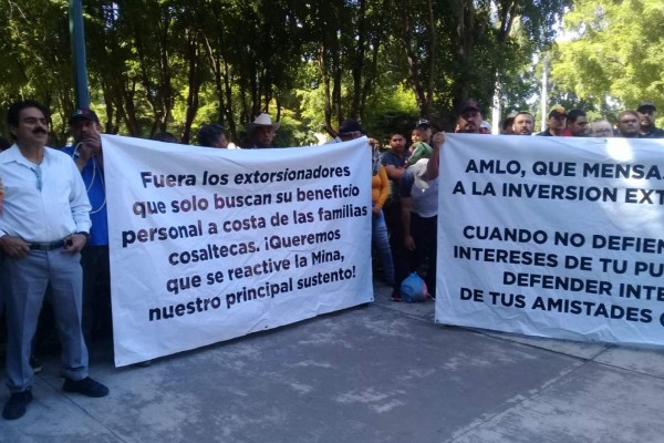 Exigen terminar con paro en la mina de Cosalá: se manifiestan en el Palacio de Gobierno
