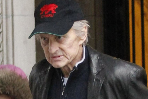 Michael Douglas padece cáncer de garganta.