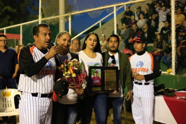 Marco Antonio Carvajal Betancourt recibe su reconocimiento.