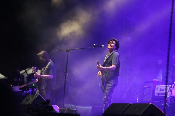 Caifanes abarrota la Plaza de la Moto