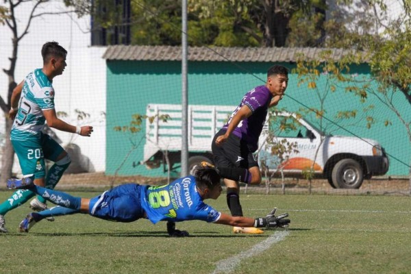 José Adame anota el primer gol del Mazatlán FC.