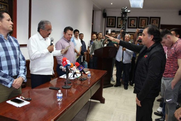 Rodolfo Chávez González rinde protesta como encargado del boxeo culiacanense.