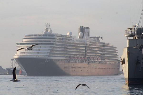 Crucero turístico arribando a Mazatlán.