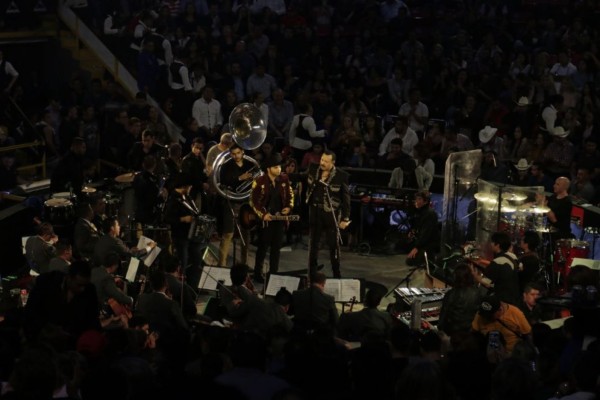 Pepe Aguilar con su hijo Leonardo Antonio en el escenario.