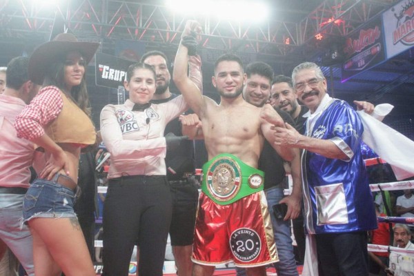 Eduardo ‘Sugar’ Núñez gana el campeonato mundial Juvenil CMB de peso Pluma.