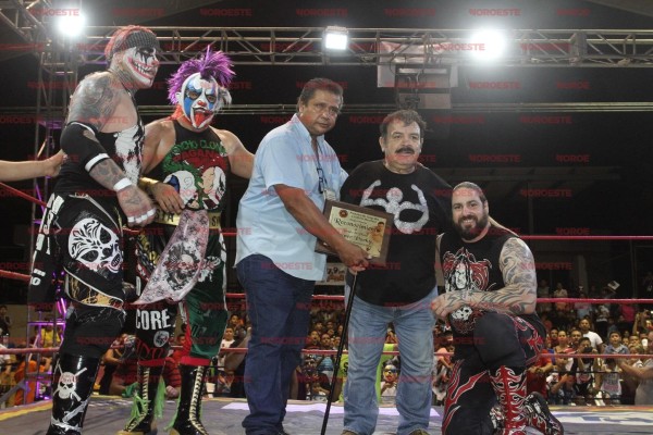 Super Porky recibe un merecido reconocimiento.