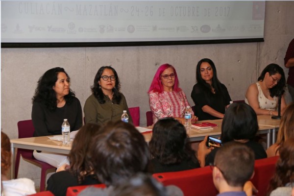 El primer día del Encuentro Internacional de Escritoras llamado 13 Habitaciones Propias, se desarrolló en el auditorio del Jardín Botánico.
