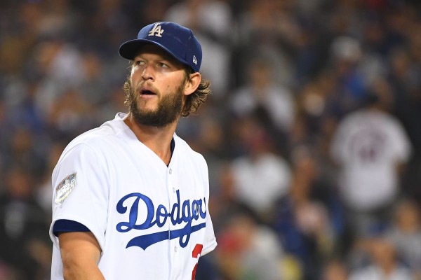 Clayton Kershaw lució en el duelo ante los Cerveceros.